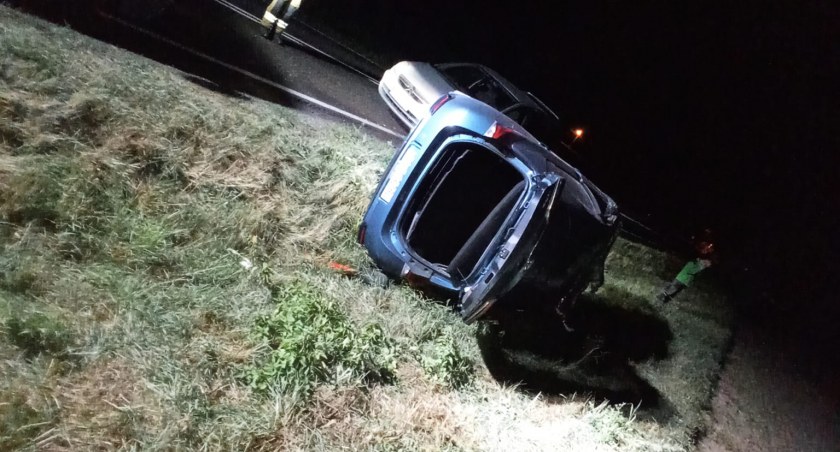 Toyota dachowała pod Włocławkiem. Kierowca uciekł z miejsca zdarzenia
