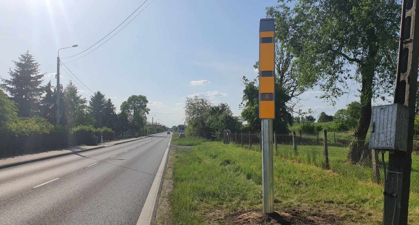 Rośnie liczba wykroczeń z nowego fotoradaru w Modzerowie. Może śledzić równocześnie 32 pojazdy. Co jeszcze potrafi?