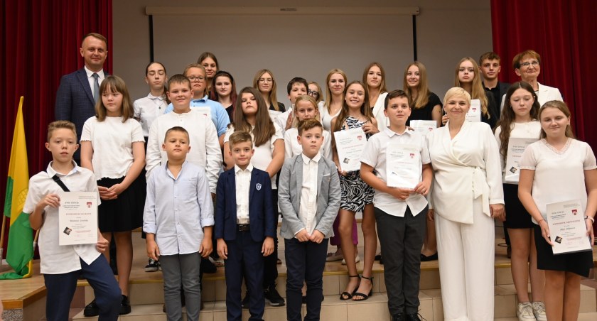 Burmistrz Marek Wiliński przyznał stypendia 50. uczniom. Stypendia wręczono po raz osiemnasty