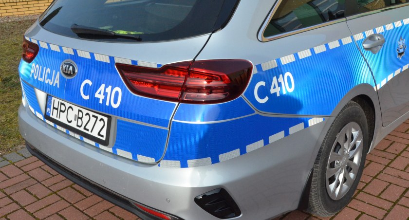 Wypadek w Gminie Lubraniec. Osobówka zderzyła się z motorowerem. Dwie osoby trafiły do szpitala