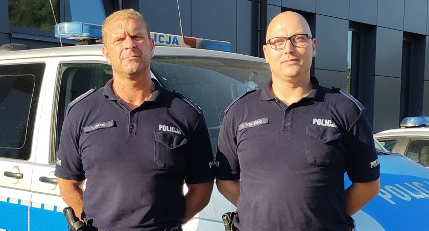 Młoda kobieta stała już na parapecie. Chciała skoczyć z 4 piętra. Dzielnicowi wciągnęli ją do środka