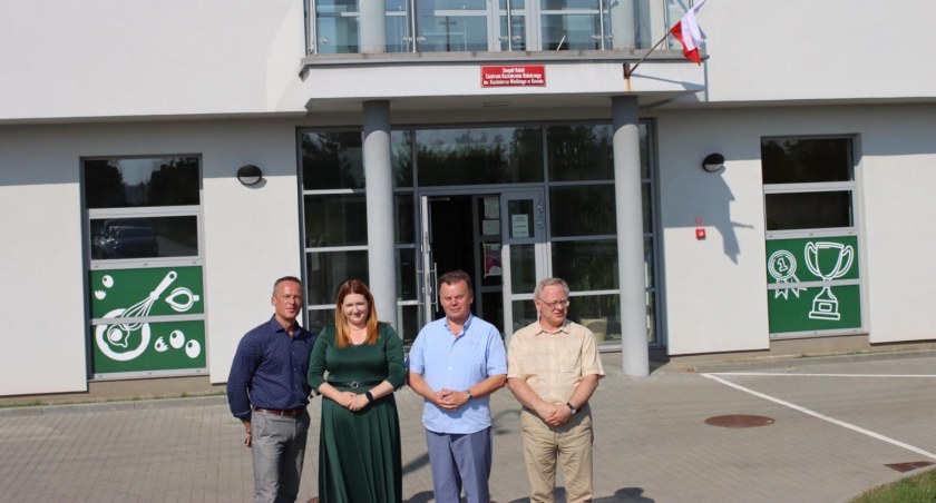 Poseł Anna Gembicka odwiedziła  plac budowy hali sportowej w Kowalu