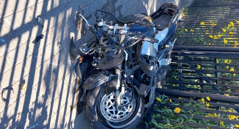 Region: Zderzenie osobówki z motocyklem. Kierowca trafił do szpitala [ZDJĘCIA]