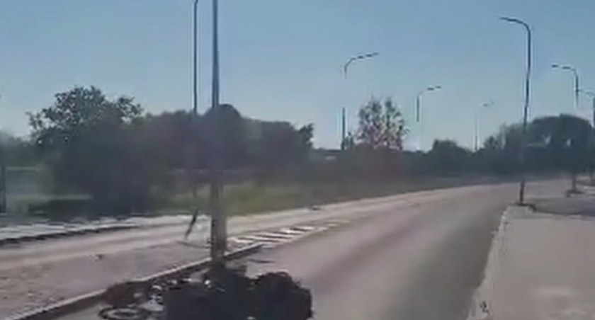 Pijana 26-latka wiozła pijanego pasażera motorowerem. Spowodowała kolizję [VIDEO]