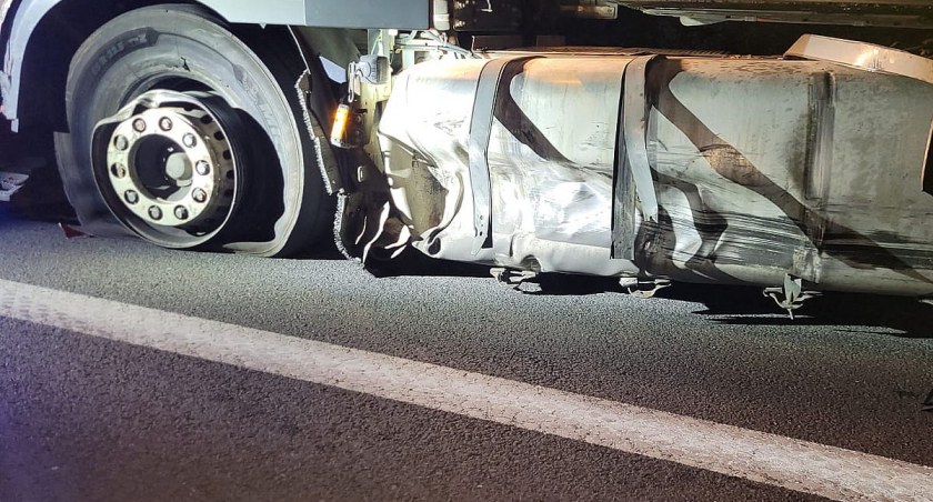 27-latek kierujący BMW wjechał pod ciężarówkę [ZDJĘCIA]