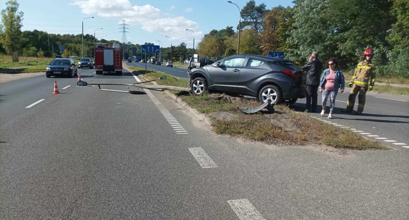 Toyota ścięła słup oświetleniowy przy Alei Kazimierza Wielkiego we Włocławku [FOTO]