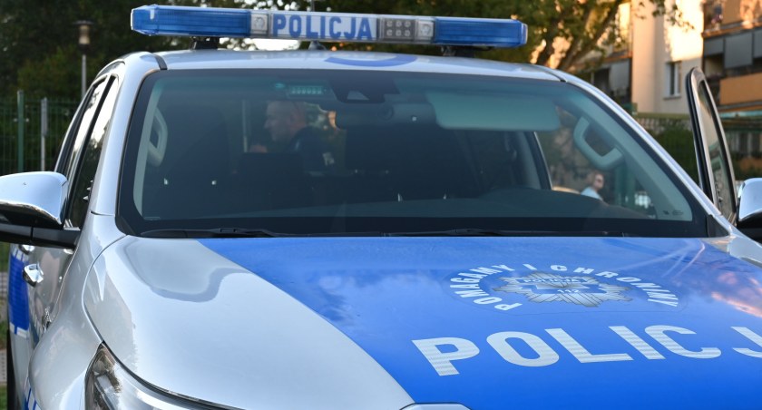 Wężykiem i po chodniku jechała Szpitalną we Włocławku. 19 latka była agresywna i podrapała policjanta