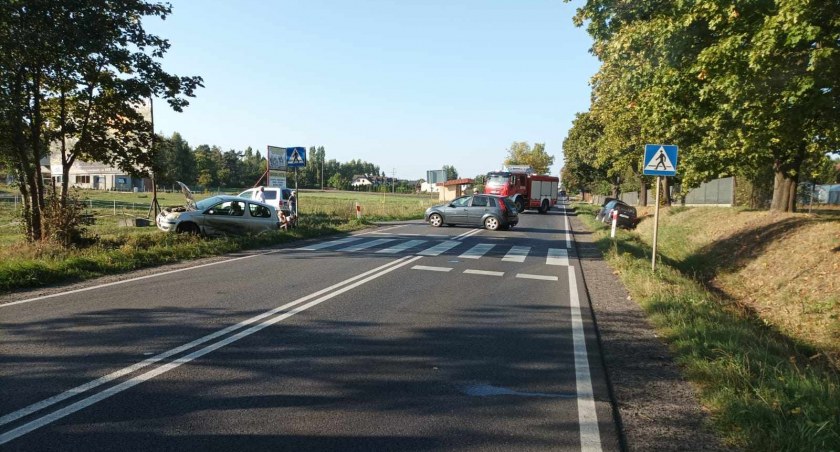W Bogucinie pod Włocławkiem zderzyły się 3 osobówki. Dwie osoby trafiły do szpitala [ZDJĘCIA]