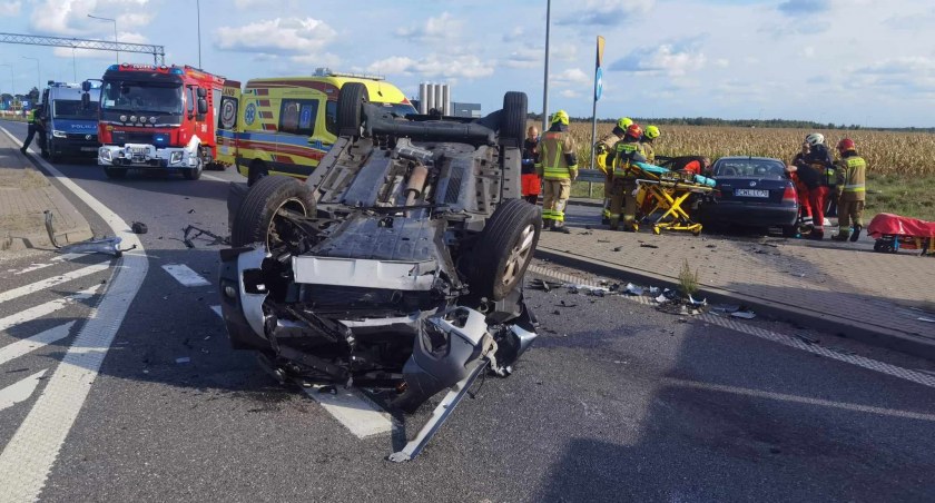 Śmigłowiec w akcji. Zderzenie 2 osobówek w Pikutkowie na DK62. 3 osoby poszkodowane [ZDJĘCIA]