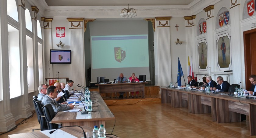 Wypłata dodatków, przygotowania do zimy, remonty i inwestycje. Tak wyglądała 58 sesja Rady Powiatu we Włocławku [ZDJĘCIA]