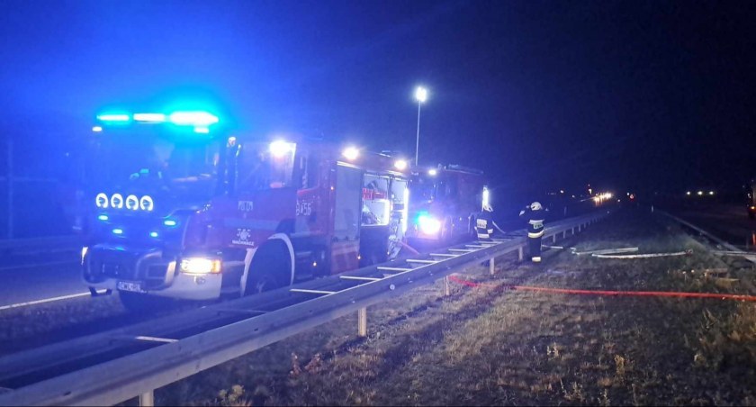 Pożar naczepy ciężarowki na A1. 6 zastępów straży pożarnej w akcji [ZDJĘCIA]