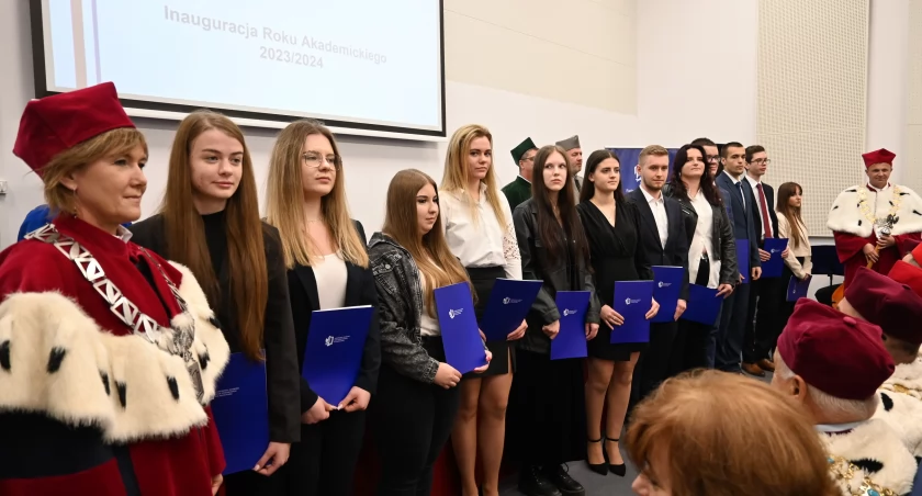 Studenci PANS we Włocławku  zainaugurowali rok akademicki. Wręczono medale