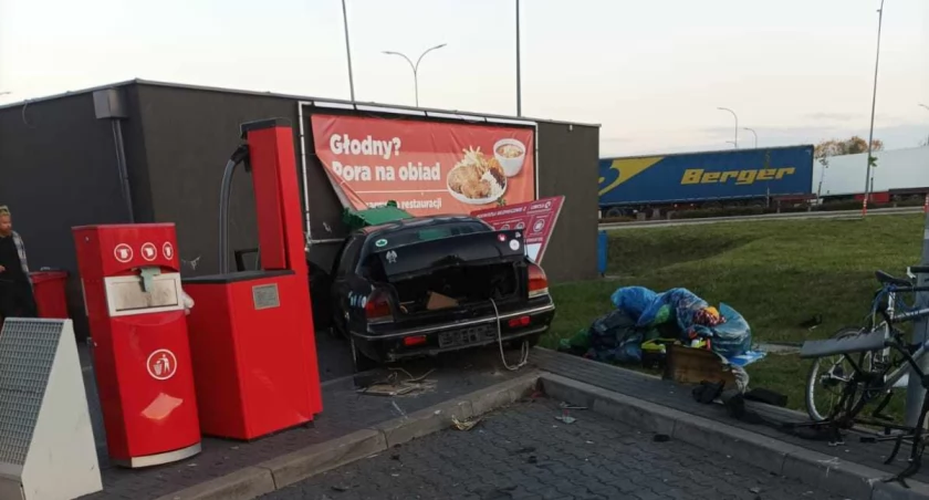 Kierowca Chryslera uderzył w budynek gospodarczy na stacji benzynowej. Stracił przytomność 