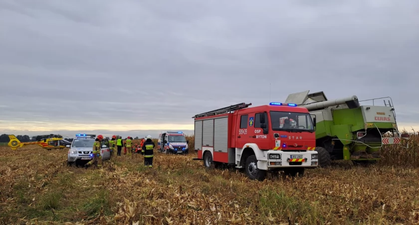 Śmigłowiec LPR w akcji. Wypadek podczas zbioru kukurydzy kombajnem. Mężczyzna ciężko ranny