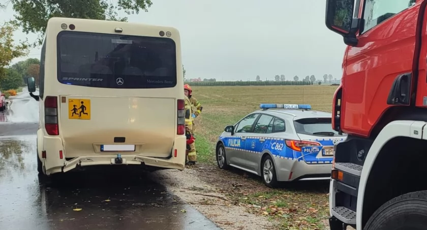 Zderzenie osobówki z autobusem na DK 62