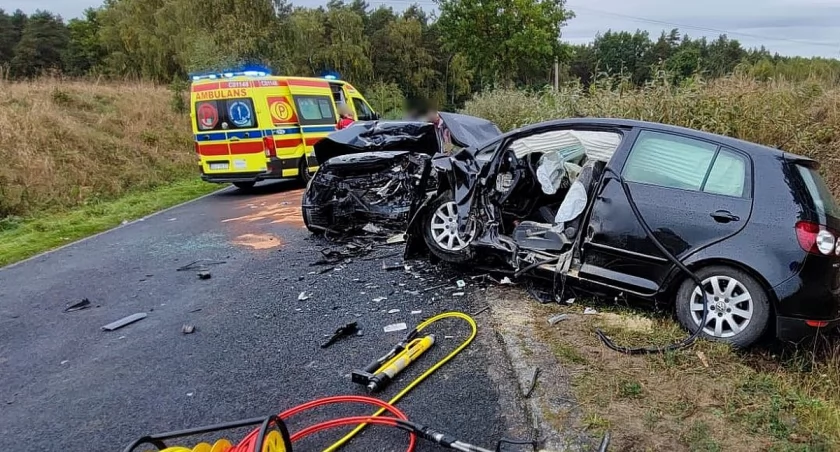 Opel zderzył się z golfem w regionie. Trzy osoby z poważnymi obrażeniami w szpitalu. W akcji LPR