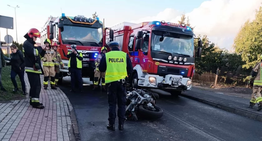 Motocykl uderzył w zaparkowane samochody w Śmiłowicach. Kierujący oddalił się z miejsca
