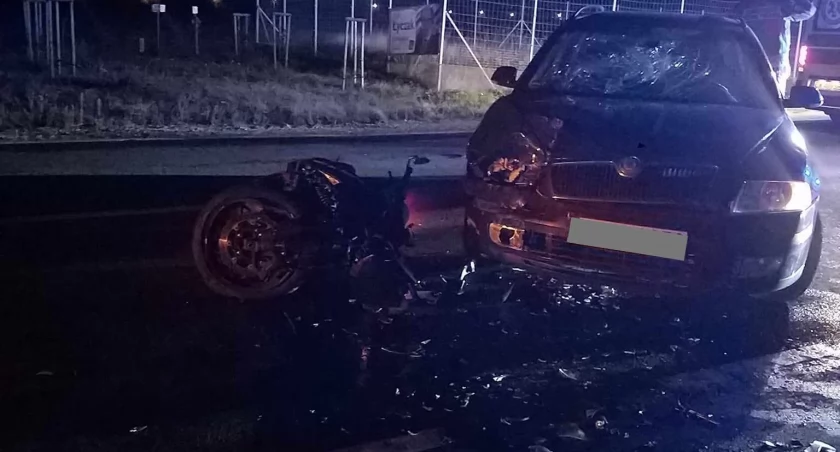 Wypadek z udziałem motocykla i osobówki w Kruszynie [ZDJĘCIA]