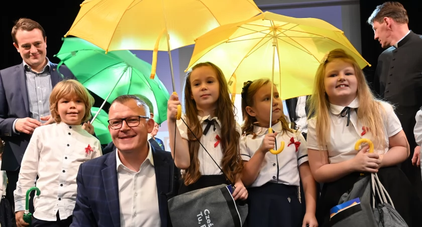 Ślubowanie klas pierwszych w Brześciu Kujawskim - 2023. Wyprawka dla pierwszaka [ZDJĘCIA]