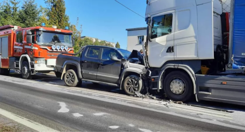 Czołowe zderzenie osobówki z ciężarówką w regionie. Kierowca volkswagena był pijany [ZDJĘCIA]