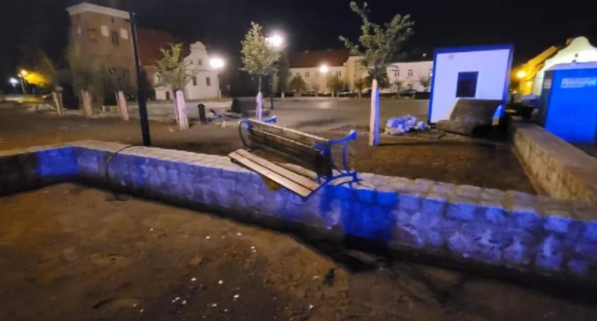 Pościg straży miejskiej za 22-latkiem we Włocławku. Kradł ławki i niszczył mienie