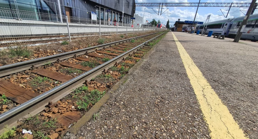 Rozpoczęła się przebudowa peronu nr 2. Powstanie 150-metrowa wiata dla podróżnych