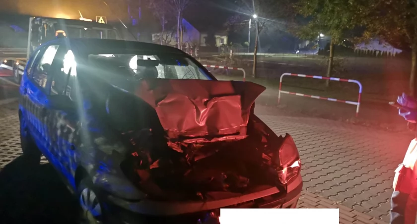 Wypadek w Smólniku w Gminie Włocławek. Osobówka zderzyła się z koparką [ZDJĘCIA]