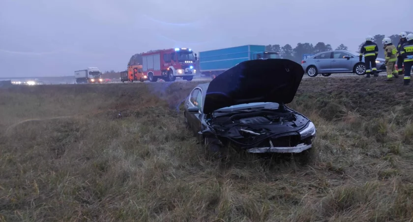 Samochód uderzył w barierki na A1 [ZDJĘCIA]