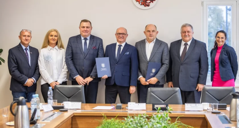Prezydent Włocławka Marek Wojtkowski i starosta włocławski Roman Gołębiewski podpisali dziś  porozumienie na 42,5 mln euro
