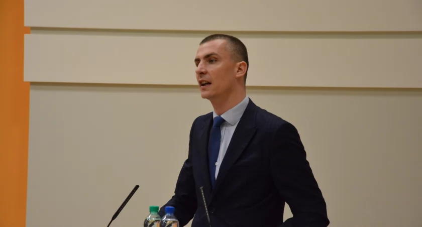 Krzysztof Kukucki I Zastępca Prezydenta Miasta Włocławek na urlopie. Gdzie skierował swoje pierwsze kroki?