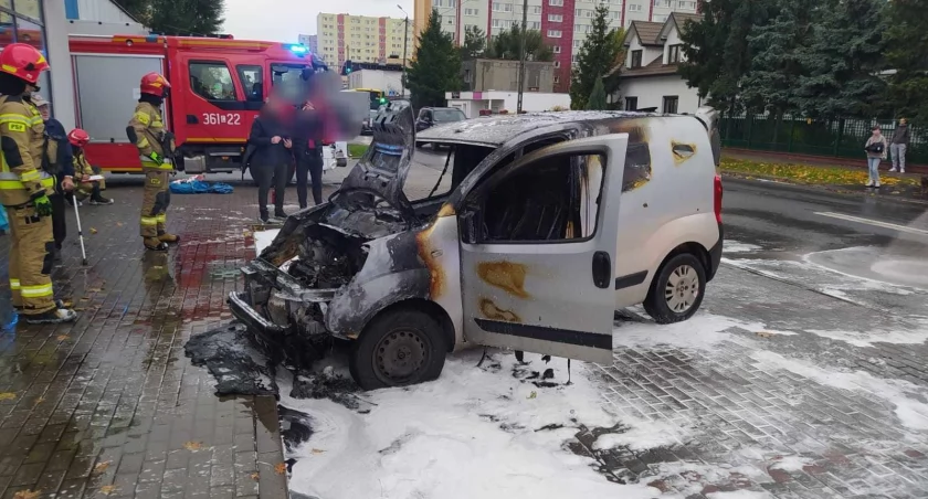 Pożar samochodu na Południu we Włocławku. Fiat spłonął doszczętnie [ZDJĘCIA]