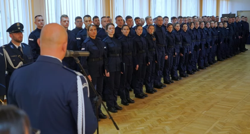 67 nowych policjantów ślubowało. 8 trafi do Włocławka [ZDJĘCIA]