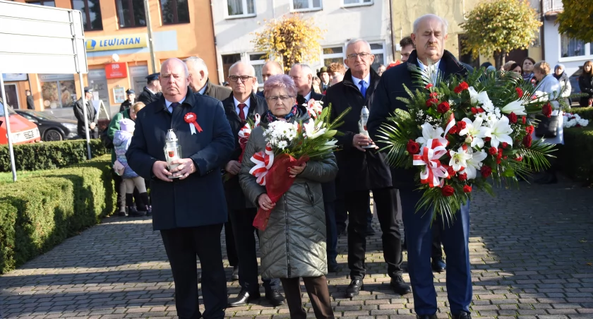Święto Niepodległości 2023 w Lubrańcu. Delegacje złożyły kwiaty pod pomnikiem [ZDJĘCIA VIDEO]