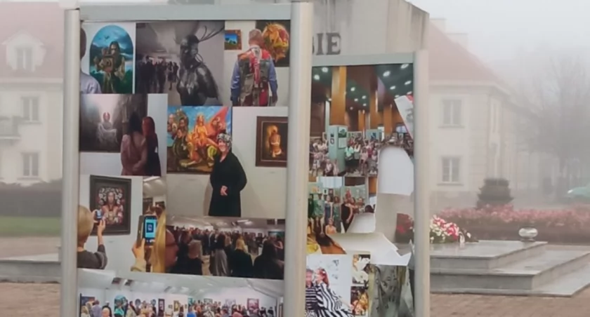 19 latek zdewastował banery na Placu Wolności we Włocławku [ZDJĘCIA]