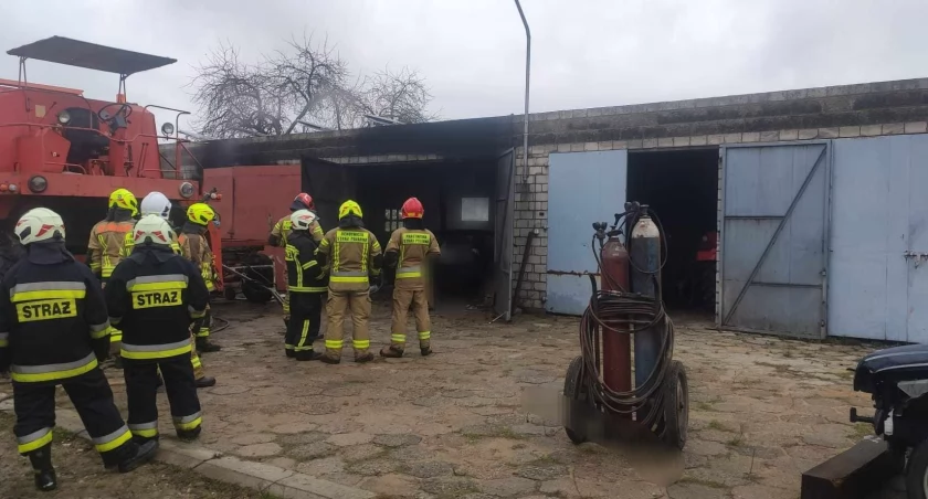 Pożar budynku w Gminie Choceń. Sześć zastępów straży w akcji. Spaliło się Audi 