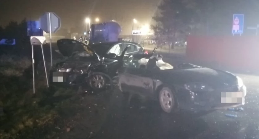 Region: Zderzenie osobówki z pojazdem ciężarowym. Śmierć na miejscu poniósł 36 latek, dwie osoby trafiły do szpitala [ZDJĘCIA]
