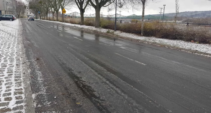 Trudne warunki na drogach i chodnikach rankiem. Czytelnicy: Zima zaskoczyła drogowców? [ZDJĘCIA]