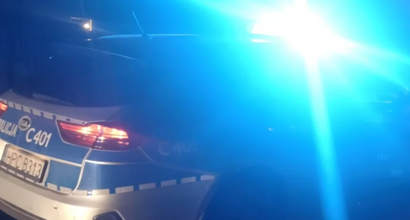 Region: Stracił panowanie nad autem, uderzył w drzewo i rozbił samochód 