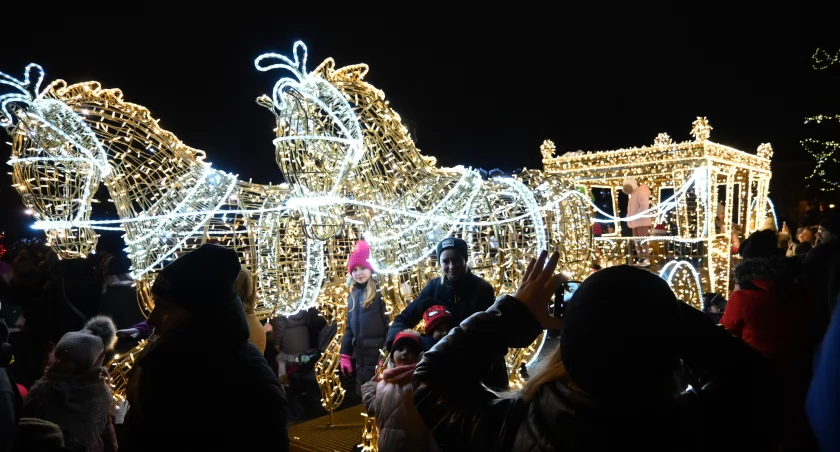 Iluminacja świąteczna we Włocławku 2023. Miasto rozświetliło tysiące kolorowych świateł [ZDJĘCIA VIDEO]