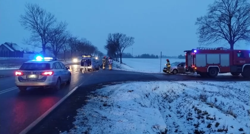 Zderzenie dwóch osobówek w regionie. 51-latek nie ustąpił pierwszeństwa 39-latce [ZDJĘCIA]