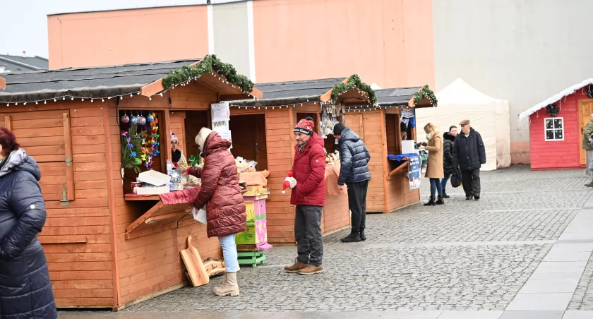 Trwa Włocławski Jarmark Bożonarodzeniowy 2023. Na Zielonym Rynku pojawiły się też food trucki [ZDJĘCIA VIDEO]