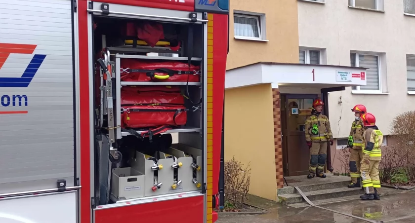 Pożar mieszkania we Włocławku. 4 zastępy straży w akcji [ZDJĘCIA]