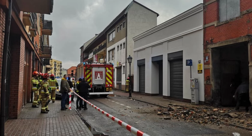Oderwała się część elewacji budynku. Ulica Piekarska we Włocławku zablokowana. Trzy jednostki straży w akcji [ZDJĘCIA]