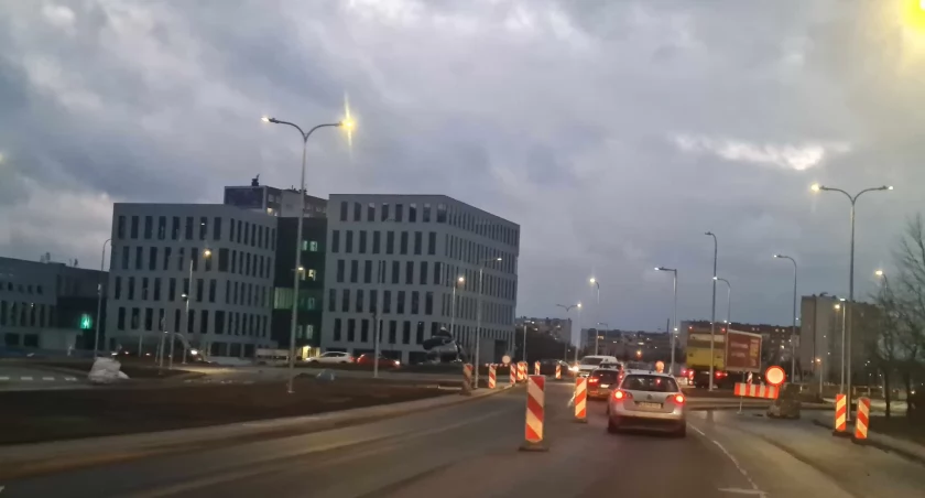 Od piątku nowe rondo na Kruszyńskiej przejezdne. Stanęła tam kobaltowa cukiernica