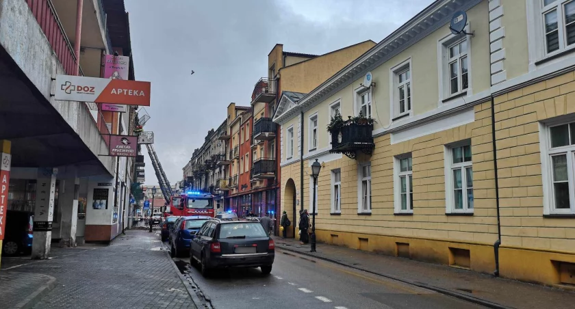 Z budynku odpadła elewacja. Są zmiany organizacji ruchu na ulicy Piekarskiej