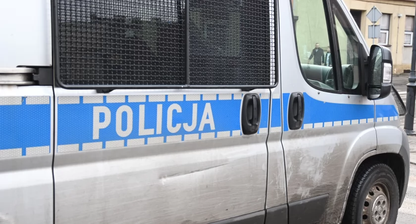 33-letni kierowca audi uderzył w autobus MPK. Chciał uciekać. Świadkowie go zatrzymali
