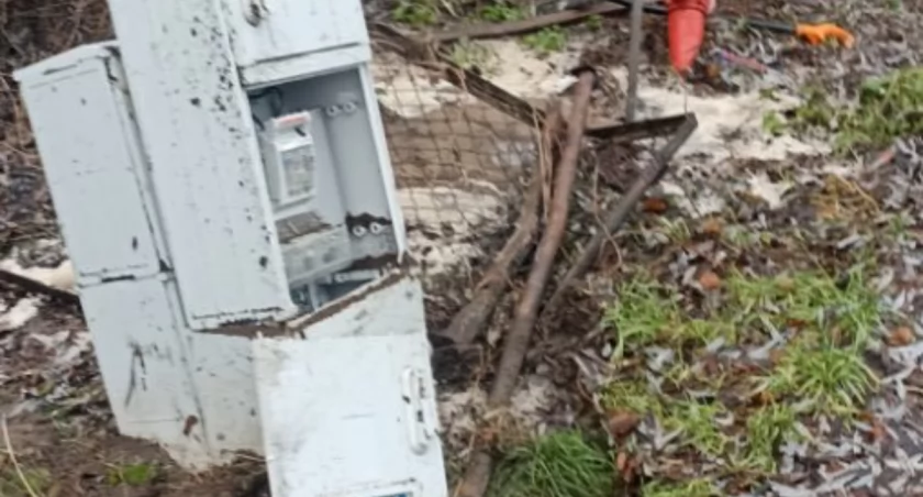 Uszkodzenie ogrodzenia i skrzynki elektrycznej w Choceniu. Znaleziono tablicę rejestracyjną
