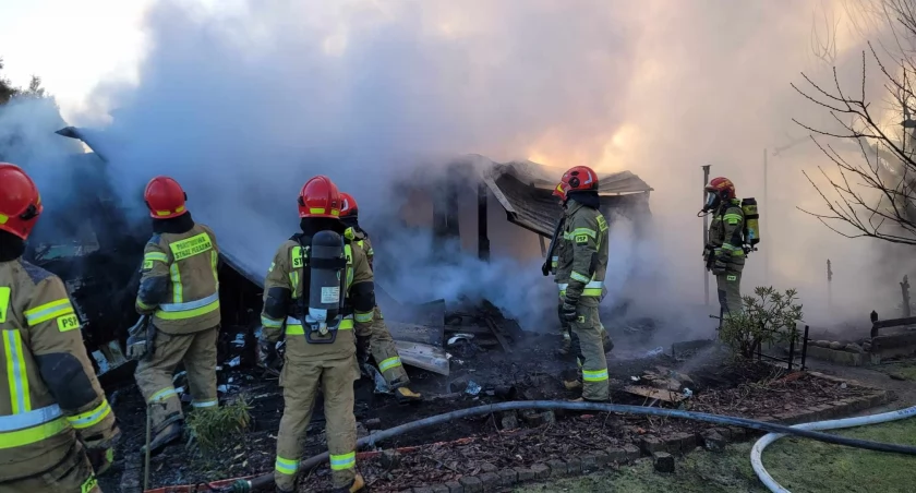 Pożar we Włocławku. Obiekt uległ całkowitemu spaleniu. 4 jednostki straży w akcji [ZDJĘCIA]