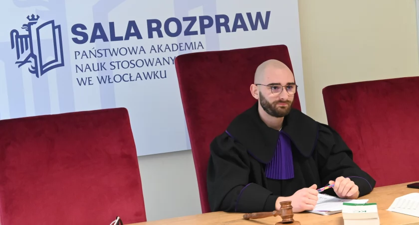 Symulacyjna rozprawa sądowa.  PANS we Włocławku naucza poprzez praktykę