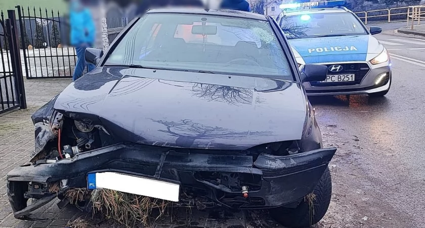 27-latek zabrał nie swoje auto i je rozbił. Był kompletnie pijany